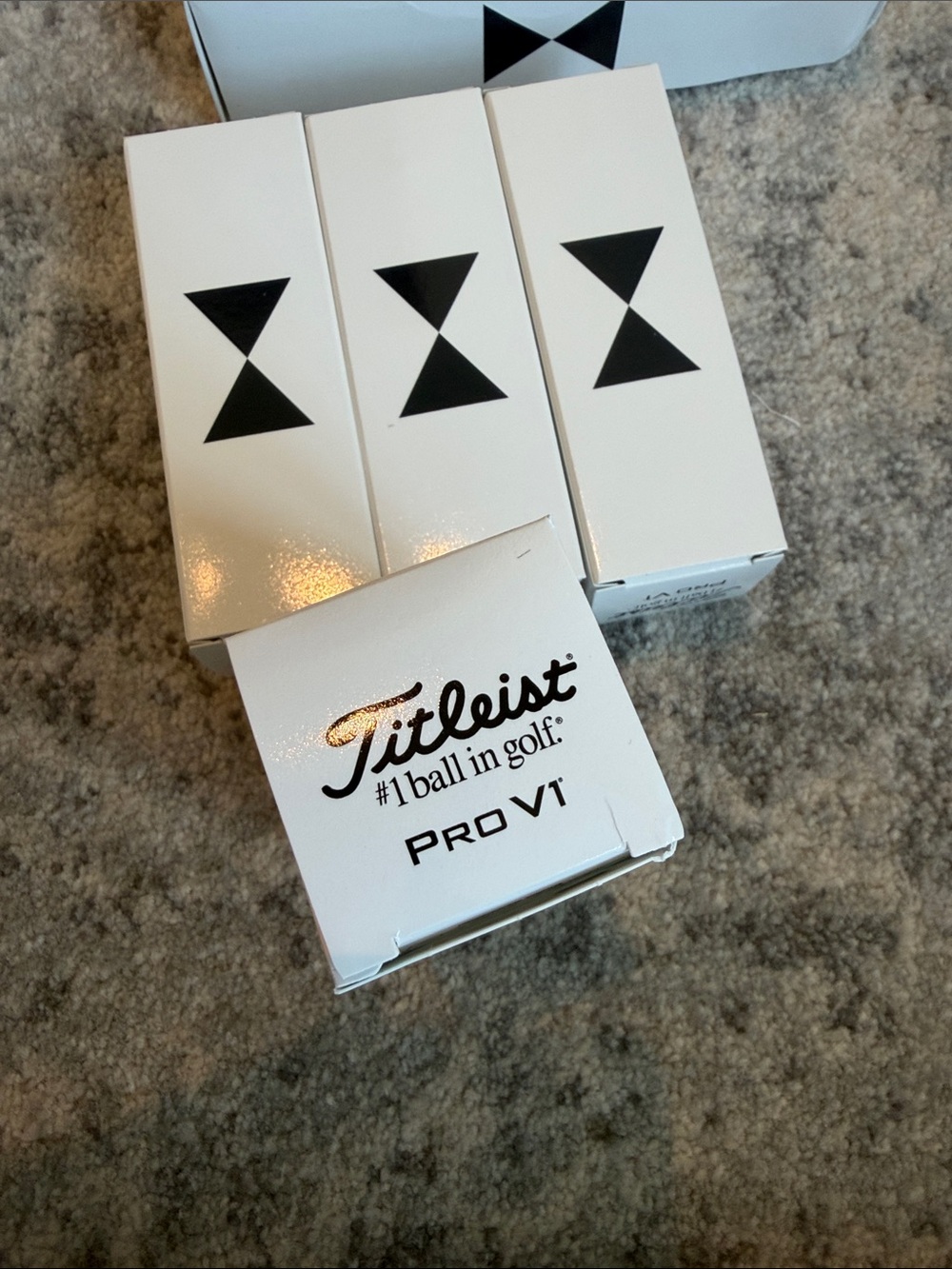 Fontainebleau Titleist Golf Balls Set - Picture 5 of 5
